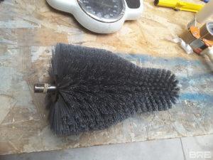 Brosse rotative cylindrique destinée au brossage des bouteilles dans une machine d'embouteillage. La brosse se caractérise par son garnissage souple de forme spécifique, conçu pour assurer un nettoyage efficace et délicat de la surface des bouteilles.
