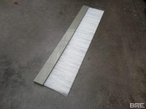 Une brosse strip fixée sur un tracteur enjambe vignes protège les feuilles de vigne des projections de pesticides lors des traitements phytosanitaires.