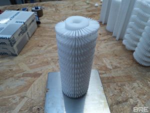 Brosse cylindrique avec garnissage dense en hélice, conçue pour une utilisation dans les machines blistéreuses pharmaceutiques.