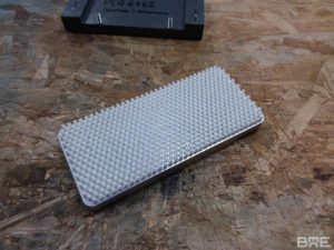 Brosse plate à poils synthétiques rigides, conçue pour le nettoyage et le dépolissage de surfaces dans l'industrie pharmaceutique.