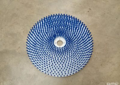 Brosse plateau modulaire utilisée pour le brossage des meules de fromage dans l'industrie fromagère.