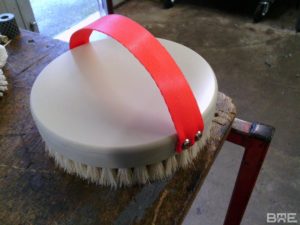 Cette brosse ronde à main est l'outil idéal pour le nettoyage et le brossage des fromages. Sa conception ergonomique et ses poils doux permettent un nettoyage efficace en douceur, sans abîmer la croûte du fromage.