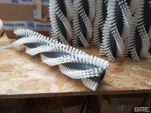 Une brosse rotative avec des poils disposés en hélice, conçue pour le nettoyage efficace des panneaux solaires.