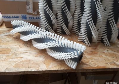 Une brosse rotative avec des poils disposés en hélice, conçue pour le nettoyage efficace des panneaux solaires.