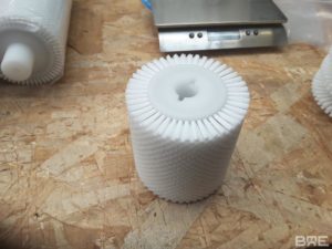Brosse rotative modulaire à garnissage dense pour le conditionnement de comprimés dans l'industrie pharmaceutique