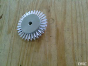 Une brosse rotative avec garnissage souple utilisée dans le secteur piscicole pour le brossage et le nettoyage des truites.