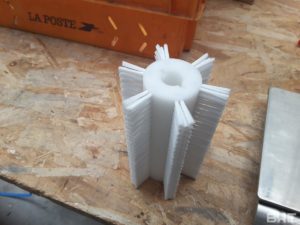 Brosse rotative utilisée dans une machine de conditionnement de comprimés pharmaceutiques. Elle permet d'uniformiser les produits avant mise sous blister.