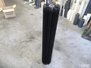 Une brosse rotative de grande dimension, conçue pour le nettoyage efficace des panneaux solaires. Sa taille permet une couverture étendue et un nettoyage précis.