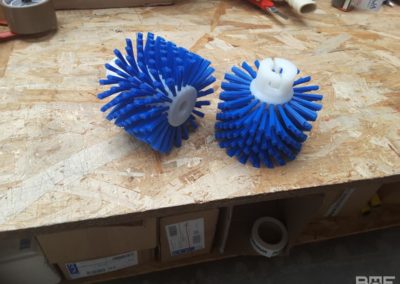 Brossage des meules de Comté avec des brosses cylindriques modulaires pour une meilleure hygiène et une saveur optimale.