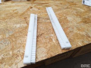 Brosses plates en polypropylène pour le guidage de produits en milieu pharmaceutique.