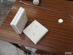 Brosses plates avec un garnissage rigide sur support rectangulaire. Ces brosses sont utilisées dans l'industrie pharmaceutique pour guider des produits ou des composants lors de leur processus de fabrication.