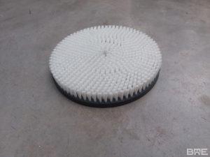 Une brosse rotative à plateaux avec garnissage dense, spécialement conçue pour le nettoyage efficace des panneaux solaires.