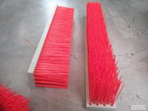 Éléments de brosses à garnissage rigide composant un balai pousseur agricole
