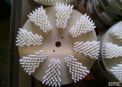 Brosse plateaux pour le nettoyage des panneaux solaires. Les poils souples de la brosse permettent d'éliminer efficacement la poussière, la pollution et le pollen sans abîmer les surfaces délicates.
