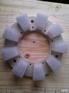 Une brosse souple spécialement conçue pour le nettoyage des panneaux solaires et des vitrages. Sa texture douce permet un nettoyage en profondeur sans rayer le verre, même en présence de renforts ou d'autres surépaisseurs.