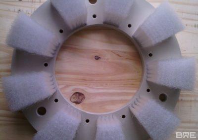 Une brosse souple spécialement conçue pour le nettoyage des panneaux solaires et des vitrages. Sa texture douce permet un nettoyage en profondeur sans rayer le verre, même en présence de renforts ou d'autres surépaisseurs.
